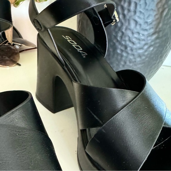 SODA Chunky Block Heel Platform Sandal, Black - Picture 3 of 4